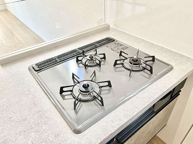 【その他設備(三ツ口コンロ)】三口ガスコンロでお料理が一気にはかどりそう  