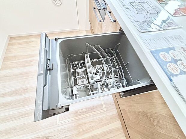 【その他設備(食洗機)】面倒なお片づけは食洗機にお任せ！家事の負担が減って、時間にも気持ちにもゆとりができます。