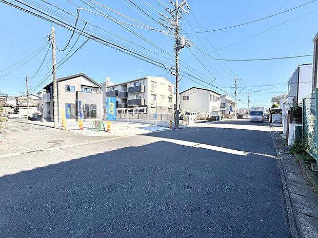 【前面道路含む現地写真】～Exterior～　前面道路：南 7.9m 公道、西 4.5m 私道　低層の一戸建てを中心とした街並みが整然と続き、周辺は高い建物が建っていないので、緑の多い閑静な趣を感じる環境です。 