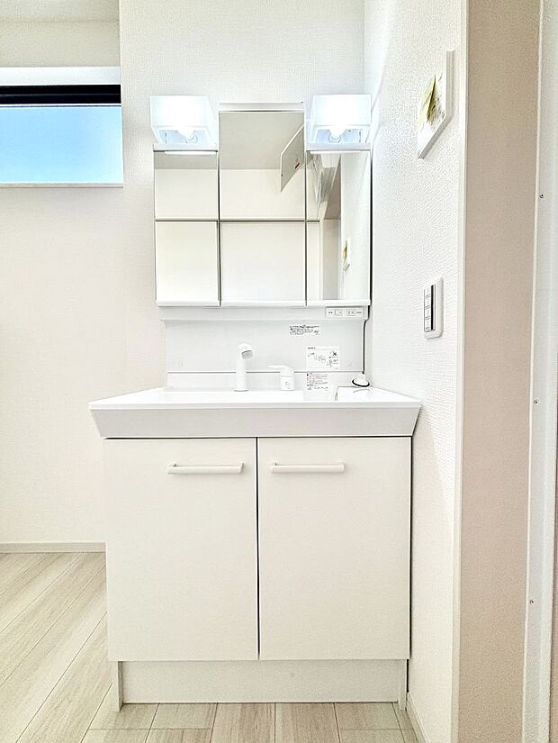【洗面台・洗面所】～Dressing Room～ 清潔感溢れる色合いで統一されていると、スッキリと整った印象をうけます。 鏡の裏にはたっぷりと収納スペースを標準装備！ 水廻りは、シンプルかつ機能性を重視して。