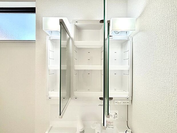 【その他設備(三面鏡裏収納)】三面鏡の裏に、化粧品や衛生用品などを収納可能。洗面台をすっきりと保ちます！