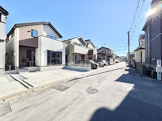 【前面道路含む現地写真】～Exterior～　前面道路は閑静な住宅地をはしる車通りの少ない道路。駐車の出し入れもらくらくです！ご不明点・現地見学のご希望は、お気軽にお問い合わせください！