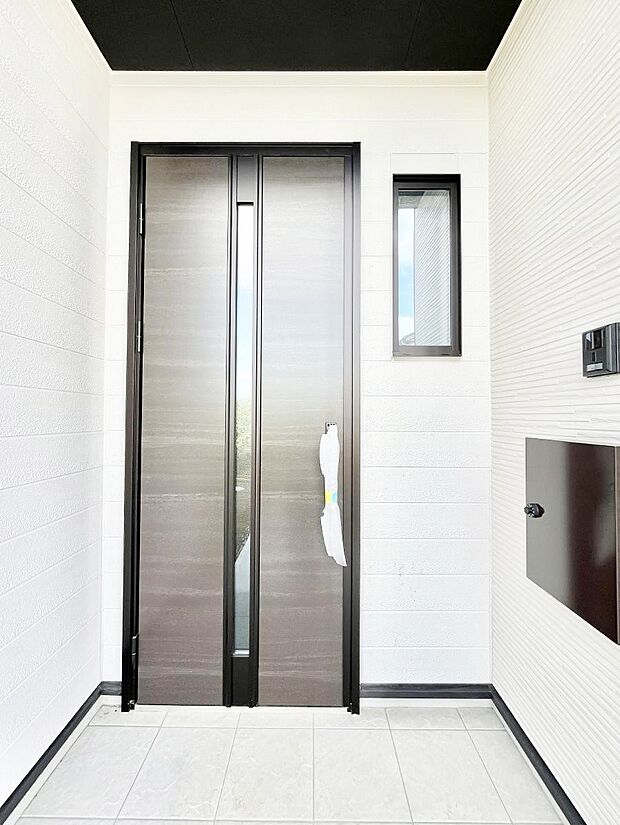 【玄関】◆４号棟◆玄関前は雨が降っても濡れにくい屋根付き