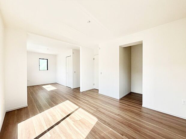 【寝室】◆４号棟◆～Bed Room～　木の温もりがやさしいフローリングは安らぎをもたらすプライベート空間。明るめのフローリングですので、壁紙ともマッチし、お部屋を更に広く見せてくれる効果も。