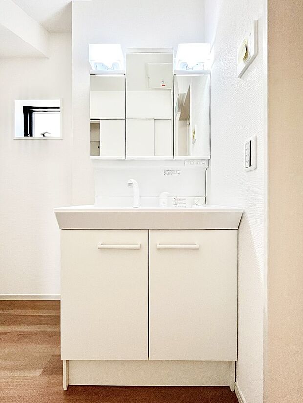 【洗面台・洗面所】◆４号棟◆～Dressing Room～　暗くなりがちな洗面所も窓があると採光と換気が可能なので気持ちよくお使い頂けます。三面鏡タイプの洗面台は鏡裏収納で散らかりがちな洗面所もスッキリ♪