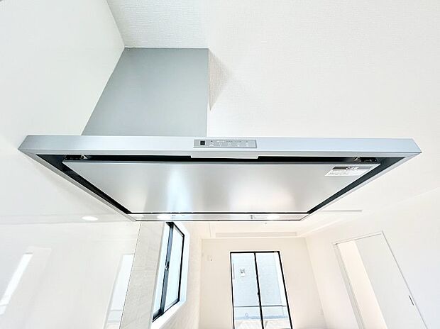 【その他設備(レンジフード)】◆４号棟◆基本的なお手入れはフィルターのみ！お手入れのしやすさも魅力です。