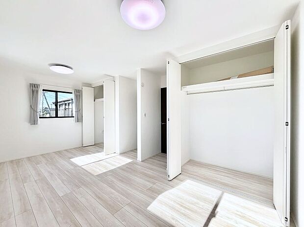 【寝室】～Bed Room～　木の温もりがやさしいフローリングは安らぎをもたらすプライベート空間。明るめのフローリングですので、壁紙ともマッチし、お部屋を更に広く見せてくれる効果も。