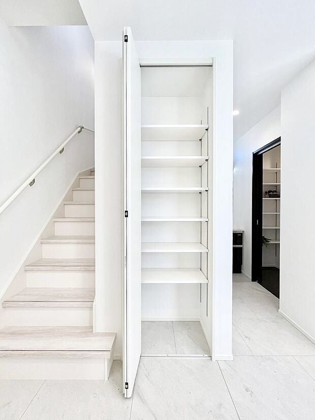 【その他設備(リビング収納)】リビング収納。ここに収納があると物が集まるLDKがスッキリ片付きそうですね。  