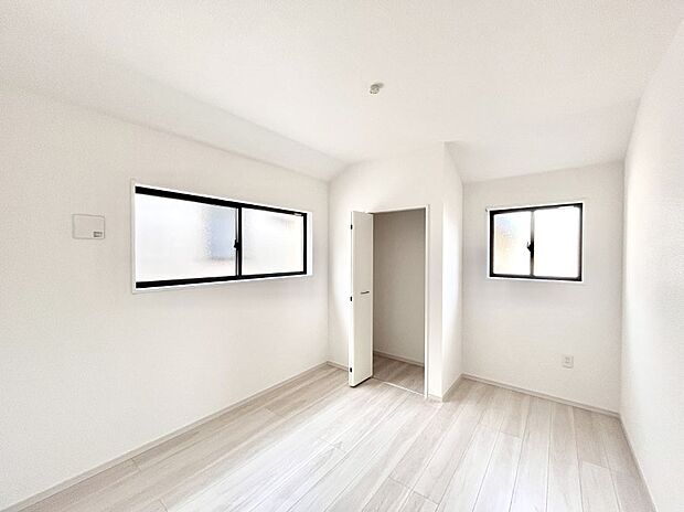 【寝室】◆２号棟◆～Bed Room～ 全居室には収納クローゼットを完備！普段使いのお洋服や小物はもちろん、季節物のお洋服などもしっかりと整理整頓おしまい頂けます。 居室空間を広く使用できますね。