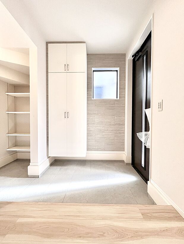 【玄関】◆２号棟◆～Entrance～　家の中でお客様を迎える最初の場所である玄関は、家の印象そのものです！豊富な玄関収納で、常に綺麗に保つことが出来ます♪玄関にはたっぷり収納の下駄箱を完備！