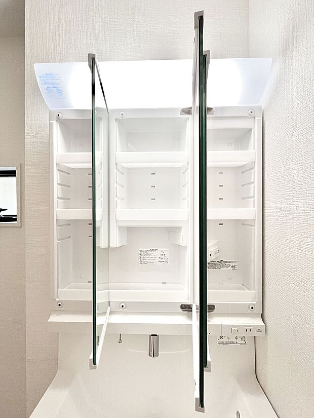 【その他設備(三面鏡裏収納)】◆２号棟◆三面鏡の裏に、化粧品や衛生用品などを収納可能。洗面台をすっきりと保ちます！