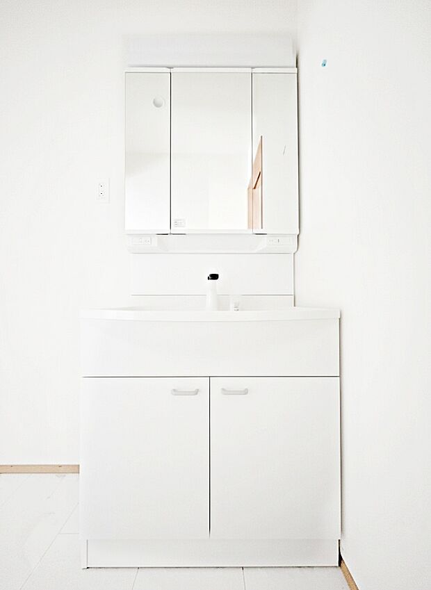 【洗面台・洗面所】◆B号棟◆～Dressing Room～ 清潔感溢れる色合いで統一されていると、スッキリと整った印象をうけます。鏡の裏にはたっぷりと収納スペースを標準装備！水廻りは、シンプルかつ機能性を重視して。