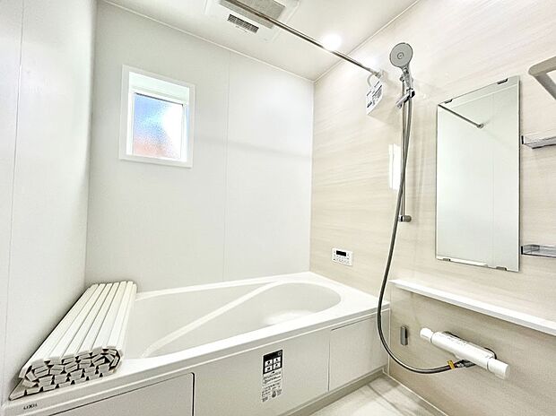 【浴室】◆１号棟◆～Bath Room～　足を伸ばして入浴することが可能！一日の疲れを癒す貴重なバスタイムです。お子様とご一緒でも十分な広さなので、リビングとは違った家族団欒のひと時をお楽しみいただけます。