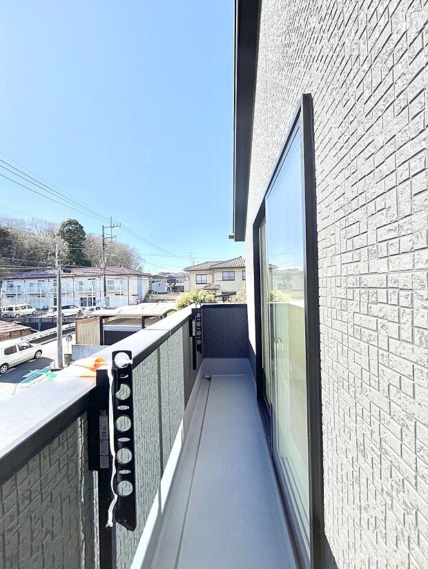 【バルコニー】◆１号棟◆～Balcony～　南向きのバルコニーの前には雲以外に太陽を遮るものがありません。お洗濯物も乾きやすく、何より明るく気持ちのいい光が入ってきます。家族全員分の洗濯物も一気に干せます。