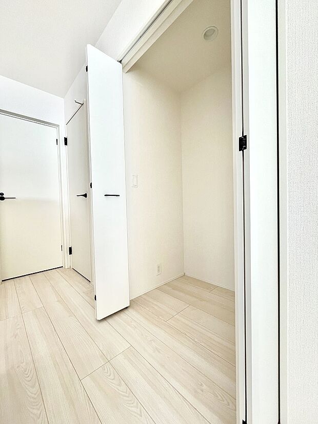 【その他設備(パントリー)】◆１号棟◆キッチンにはパントリー！食材のストックはもちろん、日用品の収納など使い方はいろいろ！