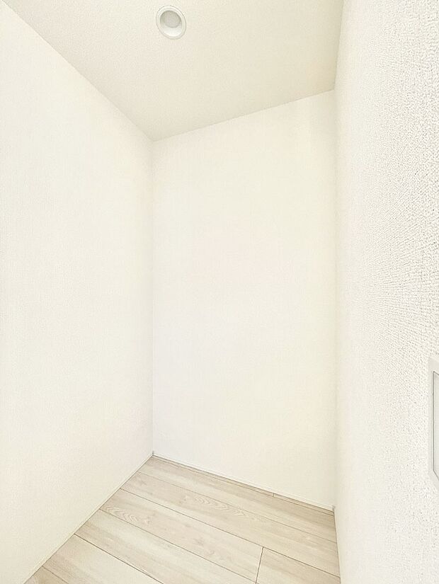 【その他設備(フリースペース)】◆１号棟◆フリースペース。収納やテレワークなどにもご利用いただけます。