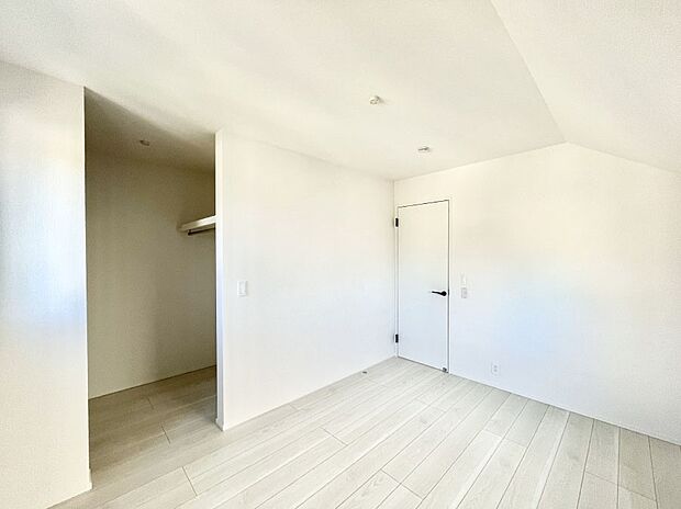 【寝室】◆１号棟◆～Bed Room～ 全居室には収納クローゼットを完備！普段使いのお洋服や小物はもちろん、季節物のお洋服などもしっかりと整理整頓おしまい頂けます。 居室空間を広く使用できますね。