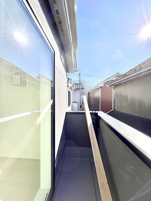 【バルコニー】◆１号棟◆～Balcony～　大きな空に囲まれた気持ちのいい家。バルコニーを覗くだけで圧倒的な開放感に包まれます。バルコニーは陽がさしこみお布団や洗濯物を気持ちよく干すことができます。