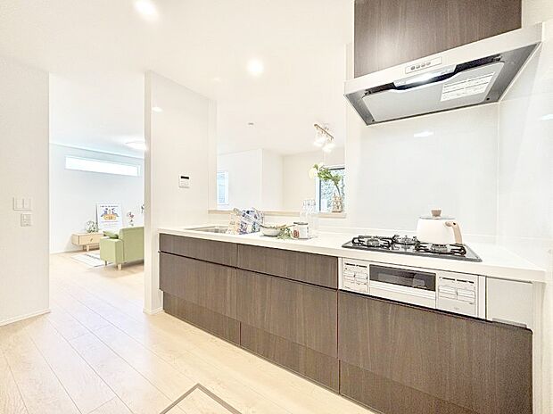 【ダイニングキッチン】～Kitchen～ リビングが見渡せるカウンターキッチン。 料理をしながら家族とコミュニケーションをとれるだけでなく、大きな開放感も得ることができます。 お子様の成長も感じることができますね！