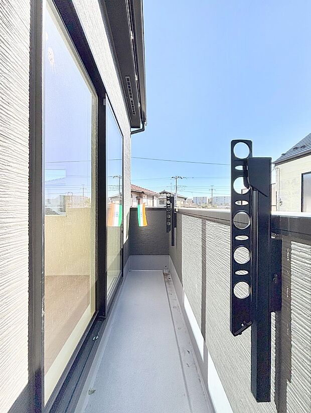 【バルコニー】～Balcony～　南向きのバルコニーの前には雲以外に太陽を遮るものがありません。お洗濯物も乾きやすく、何より明るく気持ちのいい光が入ってきます。使いやすく開放的なバルコニーです♪