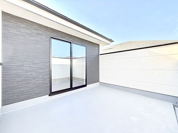 【バルコニー】～Balcony～ バルコニーは温かい陽がさしこみ、お布団や洗濯物を気持ちよく干すことができます。 使いやすく開放的なバルコニーです♪陽ざしがたっぷり降り注ぐ、バルコニー付き住まい。 