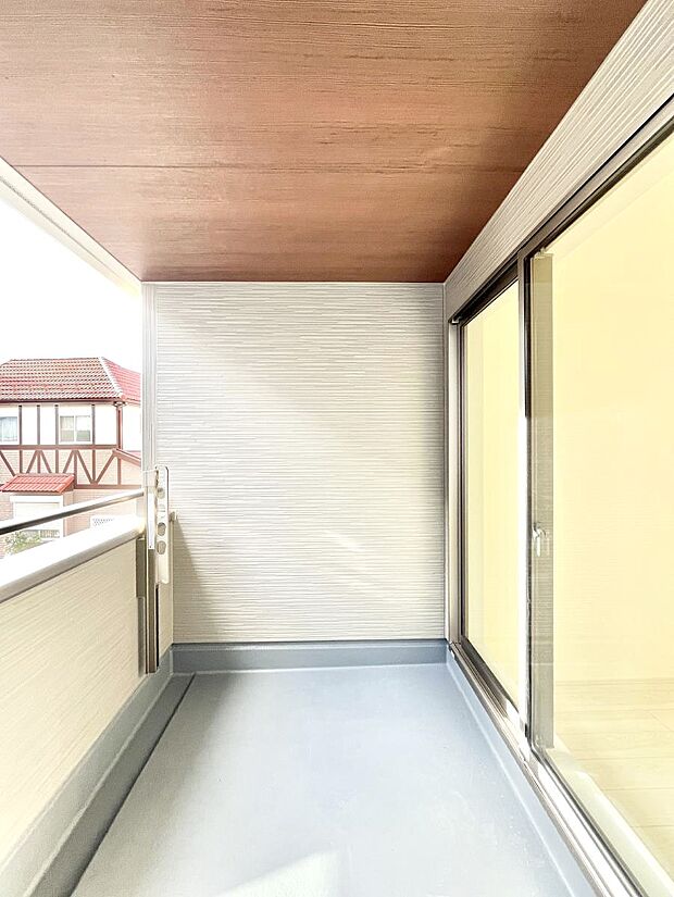 【バルコニー】南向きのバルコニー！ご家族の洗濯物はもちろん、お布団もたっぷり干せます！