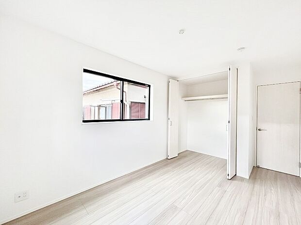 【寝室】◆１号棟◆～Bed Room～ 全居室には収納クローゼットを完備！普段使いのお洋服や小物はもちろん、季節物のお洋服などもしっかりと整理整頓おしまい頂けます。 居室空間を広く使用できますね。