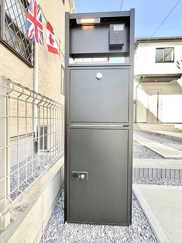 【その他現地】～Exterior～　表札・インターホン・ポスト・宅配ＢＯＸをひとつに集約。エントランスになじむシンプルデザイン。