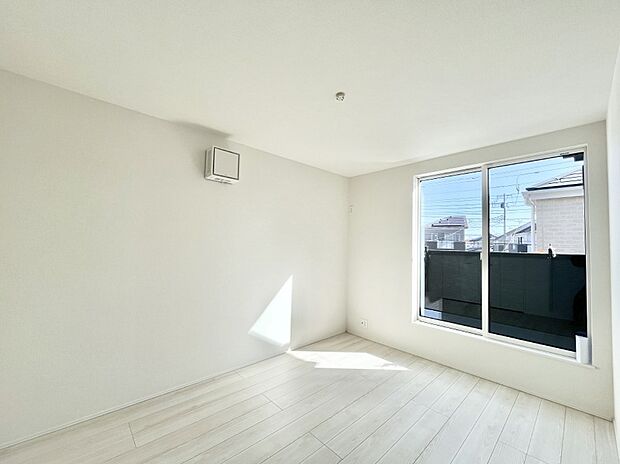 【寝室】～Bed Room～　バルコニーからの明るい日差しが差し込みます。日照に恵まれたお部屋。柔らかい自然光で朝目覚める暮らしが送れるだろう。また、機能的な収納を配置して、片付いた空間も実現出来そう。