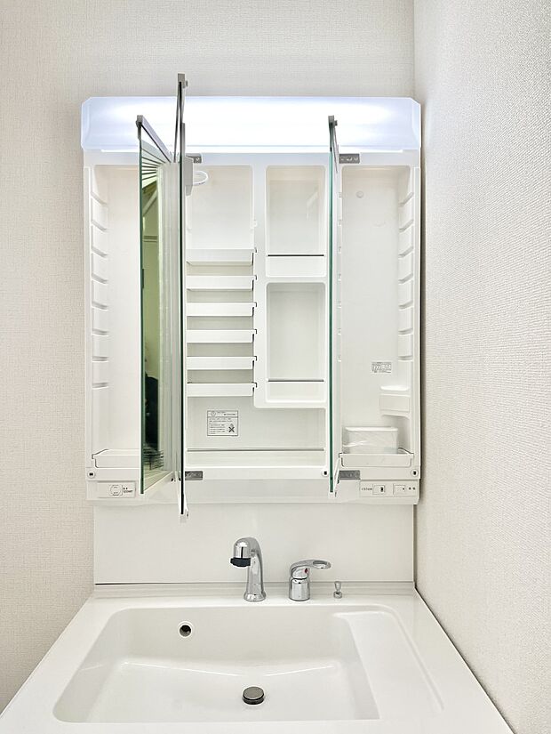 【その他設備(三面鏡裏収納)】三面鏡の裏に、化粧品や衛生用品などを収納可能。洗面台をすっきりと保ちます！