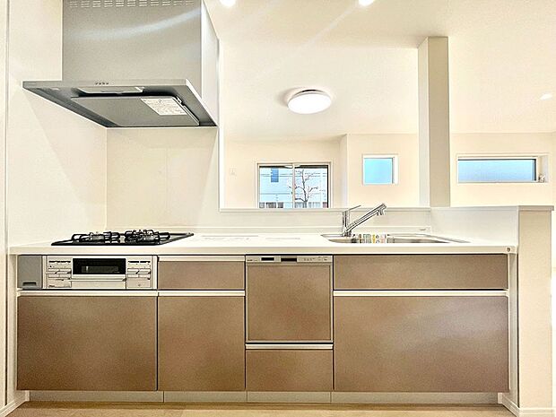 【ダイニングキッチン】料理をしながらでもご家族との会話を楽しめる対面キッチン