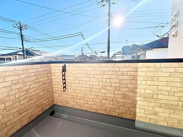 【バルコニー】暖かな陽光が降り注ぐバルコニーはお洗濯におすすめ。爽やかな風も心地よいです。 