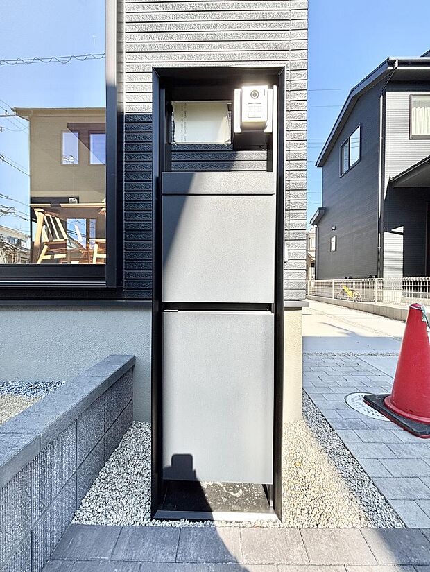 【その他現地】◆1号棟◆～Exterior～　表札・インターホン・ポスト・宅配ＢＯＸをひとつに集約。エントランスになじむシンプルデザイン。