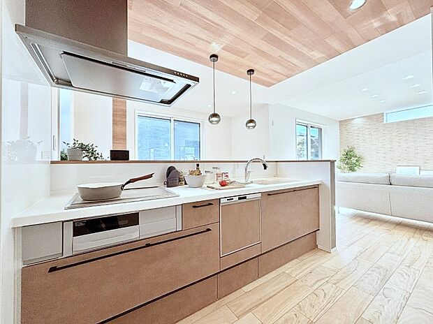 【ダイニングキッチン】◆1号棟◆～Kitchen～リビングが見渡せるカウンターキッチン。料理をしながら家族とコミュニケーションをとれるだけでなく、大きな開放感も得ることができます。 お子様の成長も感じることができますね！