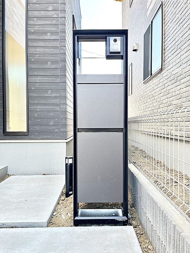 【その他現地】表札・インターホン・ポストをひとつに集約。エントランスになじむシンプルデザイン。