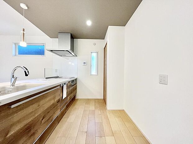 【ダイニングキッチン】爽やかな風が通り抜けるキッチン。窓があるので明るく換気にも役立ちます。