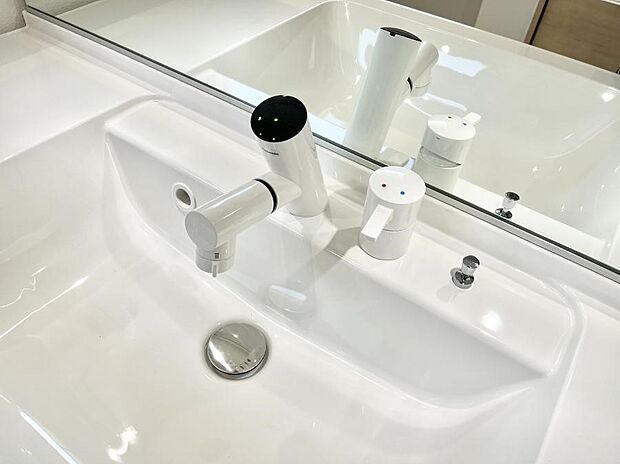 【その他設備(シャワー付き洗面台)】ハンドシャワー付き！使いやすい洗面台。