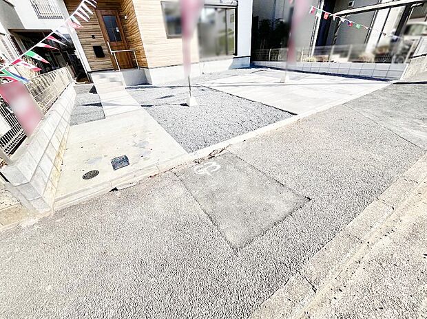 【駐車場】～Parking～　駐車場２台置けます！(車種による)自転車置き場や物置場として、お子様の遊ぶスペースとして、ゆとりある敷地だからこそ可能な多用途にご利用いただけるスペースです。