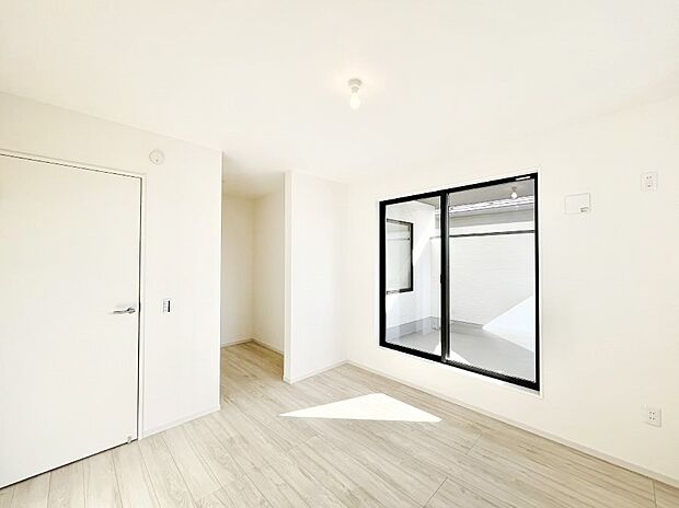 【寝室】～Bed Room～　「今日も一日お疲れ様」とご夫婦でゆったりくつろげる寝室。毎日の家事やお仕事に疲れた日はフカフカのベットで癒されてください。テレビや本棚をおいても快適な広さが自慢♪