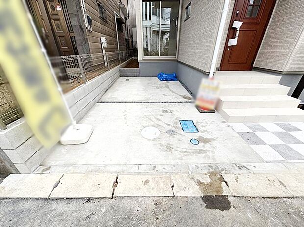 【駐車場】～Parking～ 嬉しいコンクリート仕上げのカースペース。雨の日も足元を気にせず外出できます。空いたスペースには、花や緑で彩るガーデニングもオススメです。  