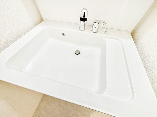 【その他設備(シャワー水栓洗面化粧台)】ハンドシャワー付き！使いやすい洗面台。