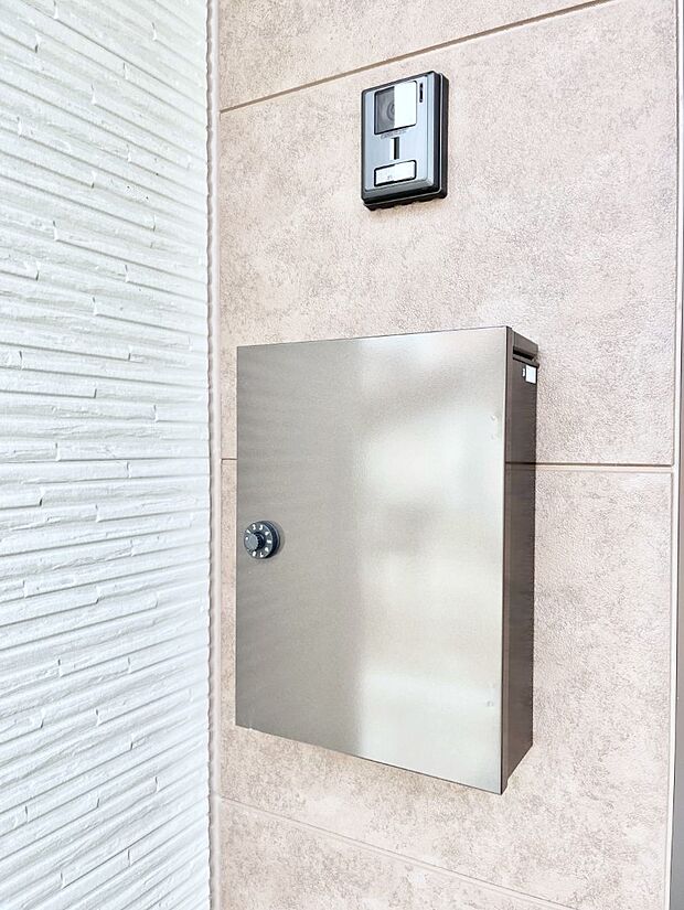 【その他現地】シンプルデザインのポスト。