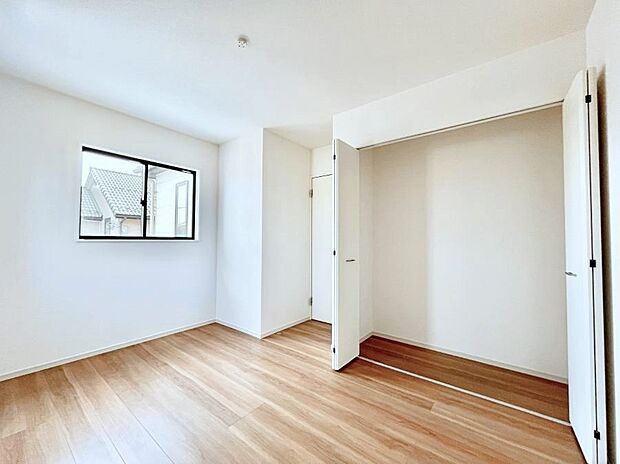 【寝室】～Bed Room～ 全居室には収納クローゼットを完備！普段使いのお洋服や小物はもちろん、季節物のお洋服などもしっかりと整理整頓おしまい頂けます。 居室空間を広く使用できますね。