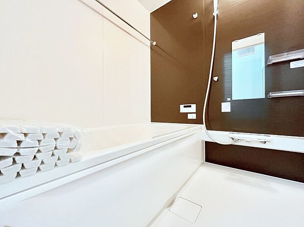 【浴室】～Bath Room～　落ち着いた雰囲気の浴室で明日に向けてリフレッシュ。浴室乾燥機能も付いているので隣の洗濯機置き場で洗い上がった洗濯物を、雨の日も天気を気にせず乾燥させることも可能です。