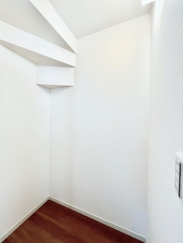 【その他設備(パントリー)】キッチンにはパントリー！食材のストックはもちろん、日用品の収納など使い方はいろいろ！