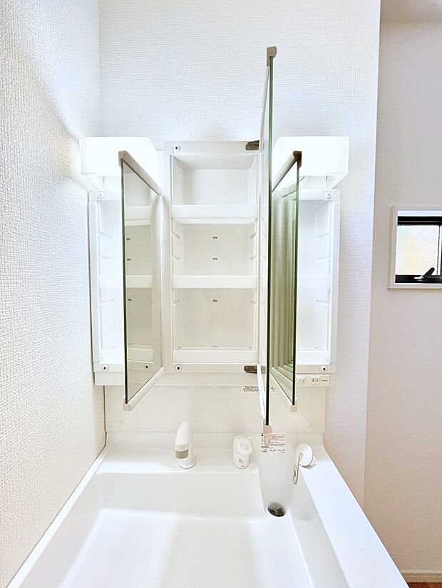 【その他設備(三面鏡裏収納)】三面鏡の裏に、化粧品や衛生用品などを収納可能。洗面台をすっきりと保ちます！