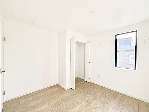 【寝室】使いやすい形でベットや家具の置き方にも困ることもありません。  