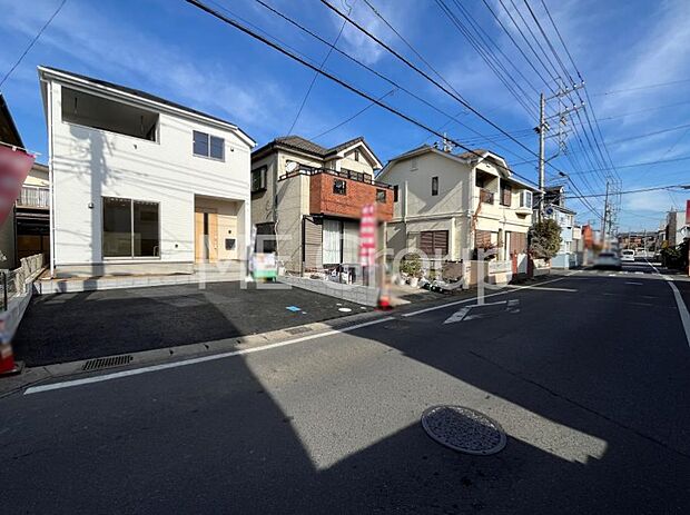 【前面道路含む現地写真】～Exterior～　前面道路は閑静な住宅地をはしる車通りの少ない道路。駐車の出し入れもらくらくです！ご不明点・現地見学のご希望は、お気軽にお問い合わせください！