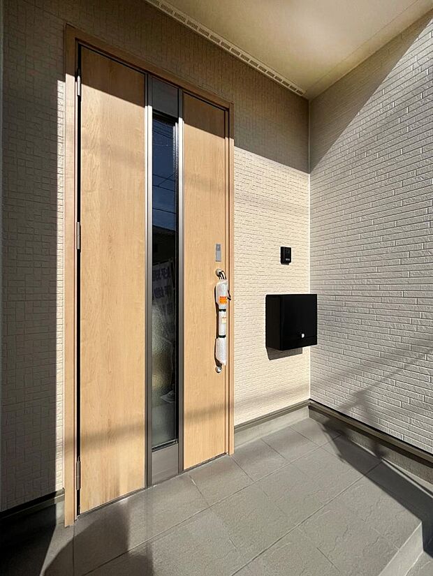【玄関】大切な家族、来客を出迎える玄関。