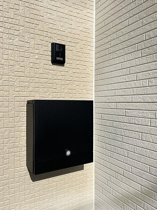 【その他現地】シンプルデザインのポスト。